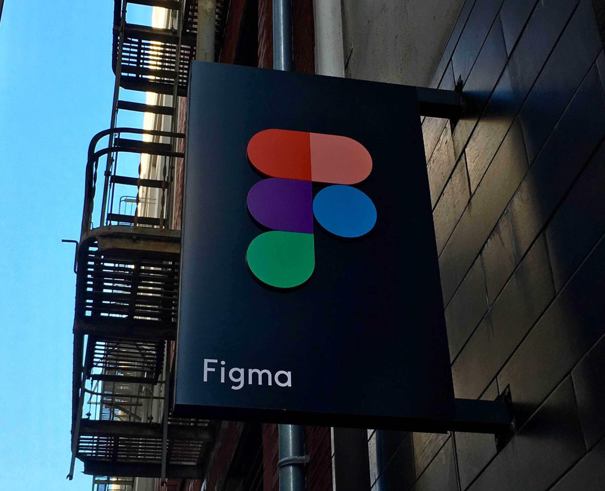 Уличная вывеска с логотипом компании «Фигма».